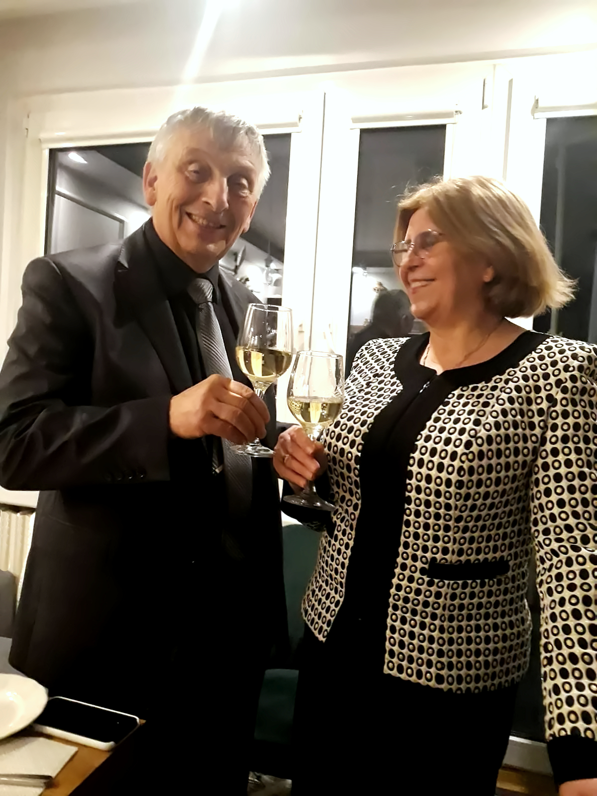 Jak wyglądać modnie i elegancko zimą? Ekskluzywna garsonka w stylu Chanel od De Marco