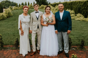 Suknia na wesele dla Mamy. Najmodniejsze stylizacje dedykowane Mamie Pana Młodego lub Panny Młodej 2024