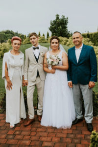 Luksusowy komplet dla Mamy na wesele 2024. Najpiękniejsze szyte na miarę stylizacje dla Mamy Pary Młodej. De Marco sukienka na wesele dla 50 latki