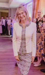 Elegancka garsonka dla mamy i teściowej wesela szyta na miarę w De Marco