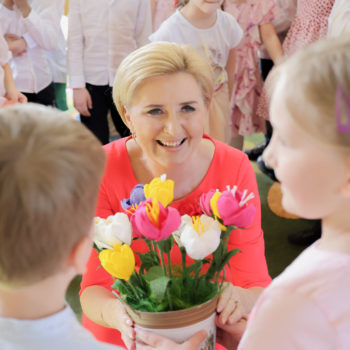 Pani Agata Kornhauser-Duda w modnej wiosennej sukience De Marco. Zobacz jak Pierwsza Dama RP gra kolorem!