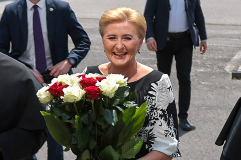 Elegancka i modna sukienka koktajlowa w kwiaty. Czarnobiała stylizacje Pierwszej Damy inspiruje 50 latki