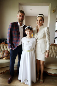 Wyjątkowa stylizacja na komunię córki szyta na miarę w De Marco