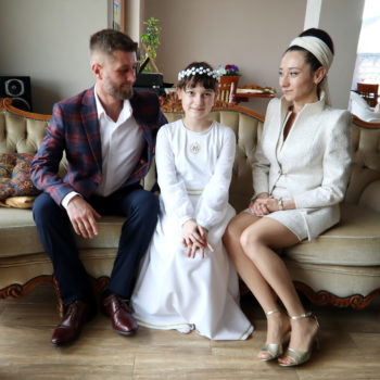 Jak się ubrać na Komunię Świętą Dziecka? Elegancka stylizacja na Pierwszą Komunię dla Mamy