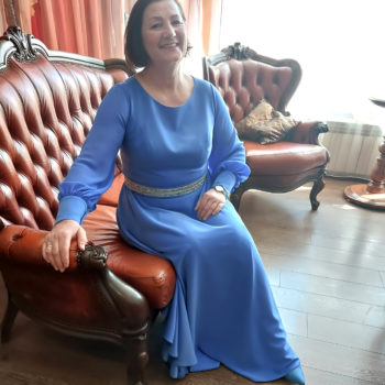 Elegancka sukienka wizytowa na wesele dla mamy. Polskie sukienki dla 50 latki