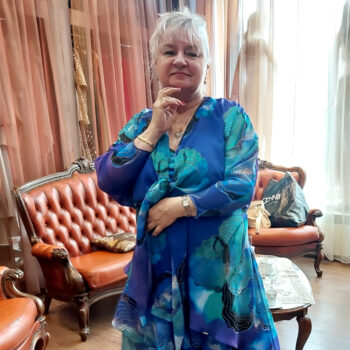 Koktajlowa sukienka idealna na lato. Modne stylizacje na wakacje 2024