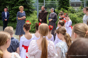 Modne sukienki dla 50 latki szyte na miarę w De Marco Polska pracownia krawiecka spod Krakowa. Eleganckie sukienki na lato