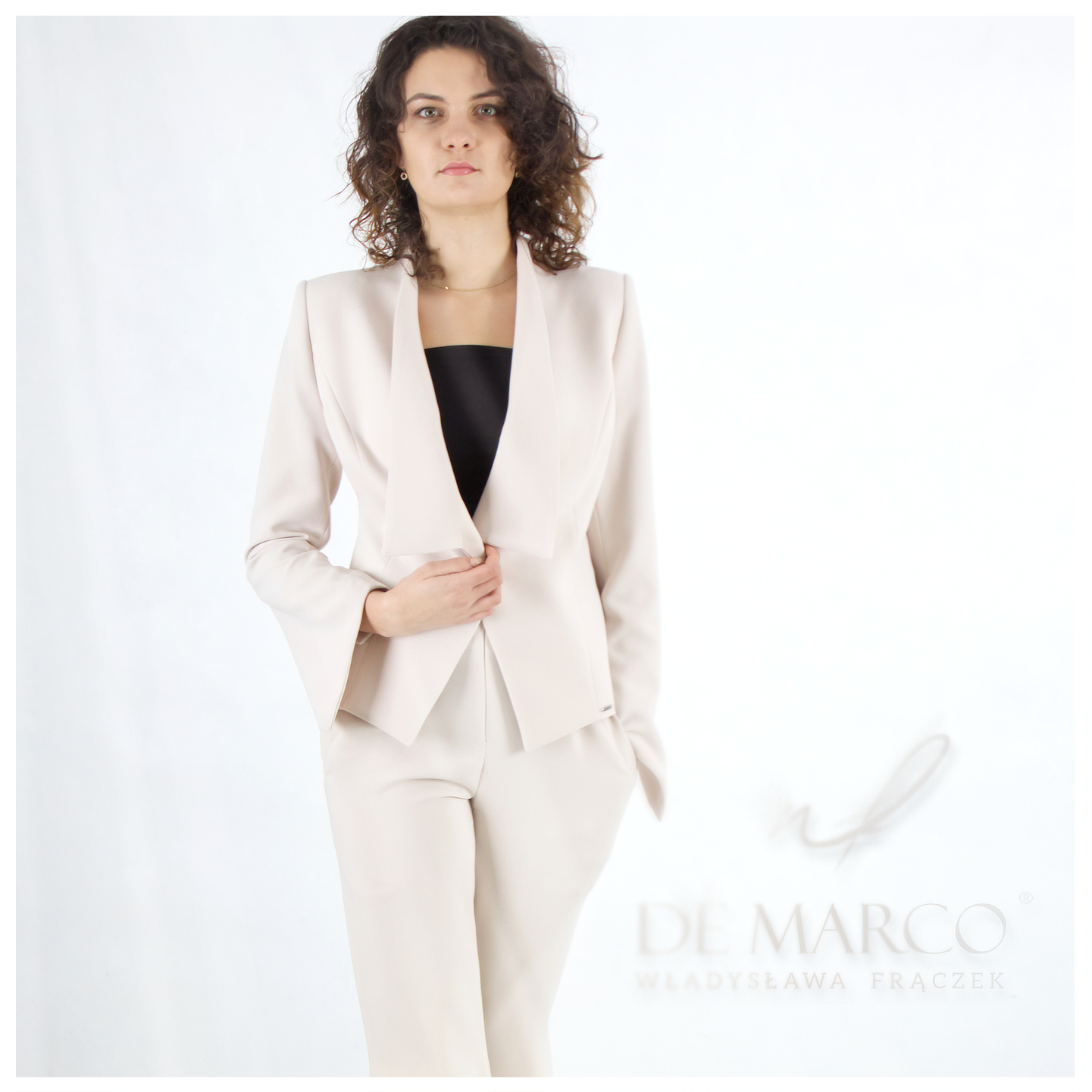Garnitury Damskie do pracy – Symbol Profesjonalizmu i Elegancji