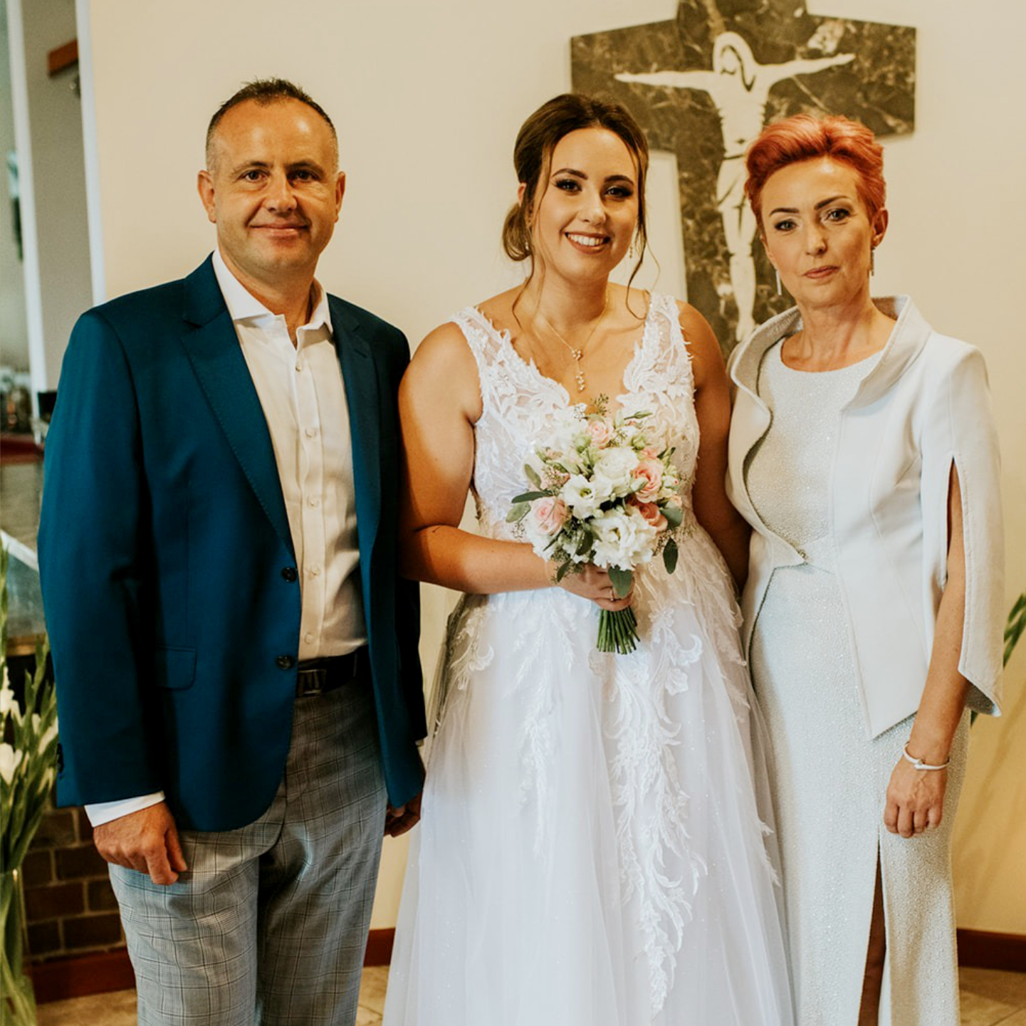 Minimalistyczna i prosta sukienka na wesele dla mamy. Eleganckie sukienki na ślub córki