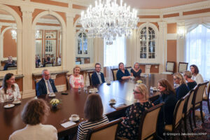 W Ambasadzie RP w Waszyngtonie Pierwsza Dama spotkała się z nauczycielami Szkół Polskich. Wyglądała najlepiej: świeżo lekko i młodo w eleganckie sukience na lato w kwiaty