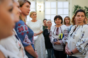W takich strojach pojawia się Agata Kornhauser Duda. Najnowsze sukienki z De Marco
