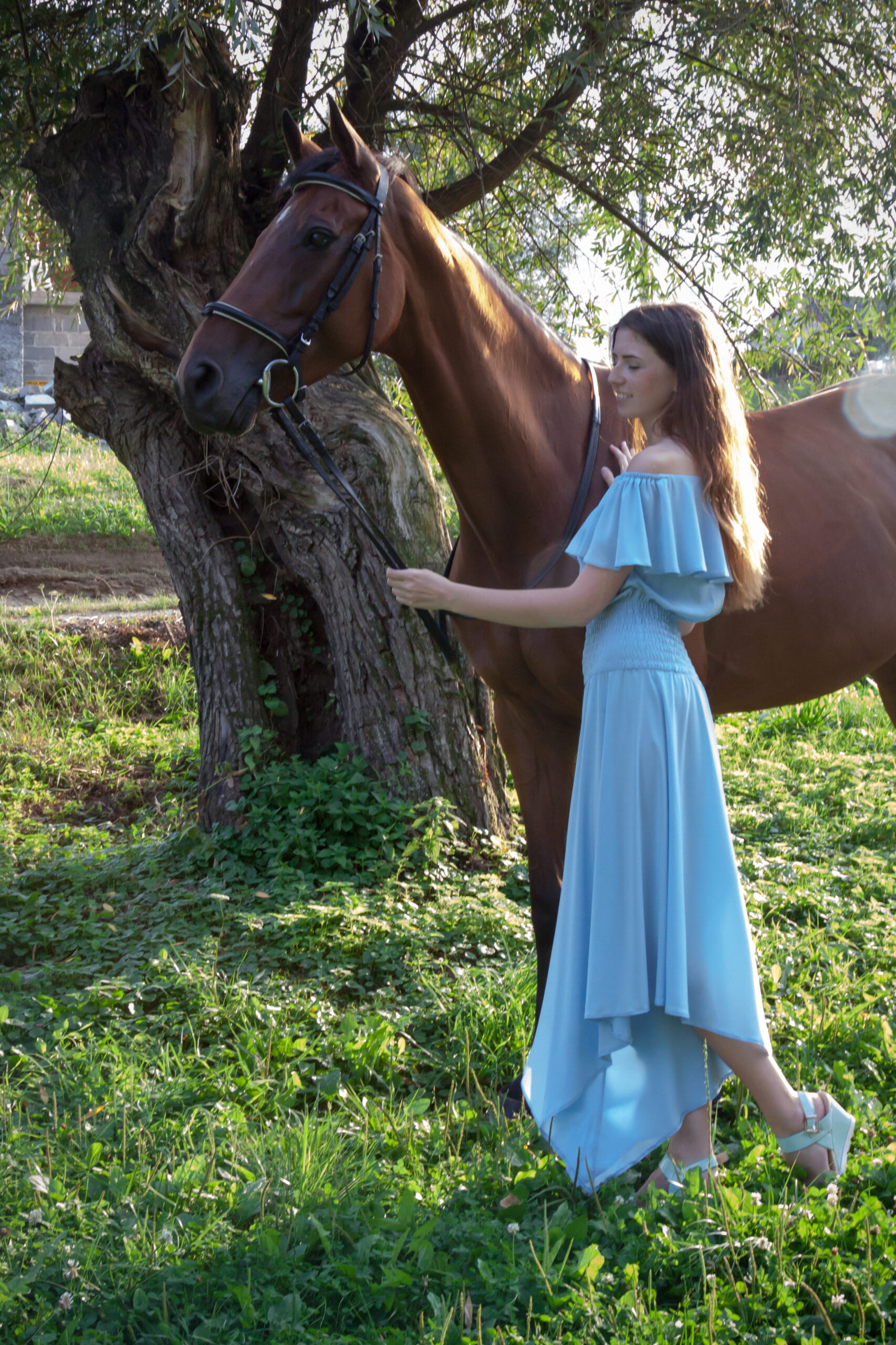 Elegant women’s jumpsuit or dress for the horse races?
