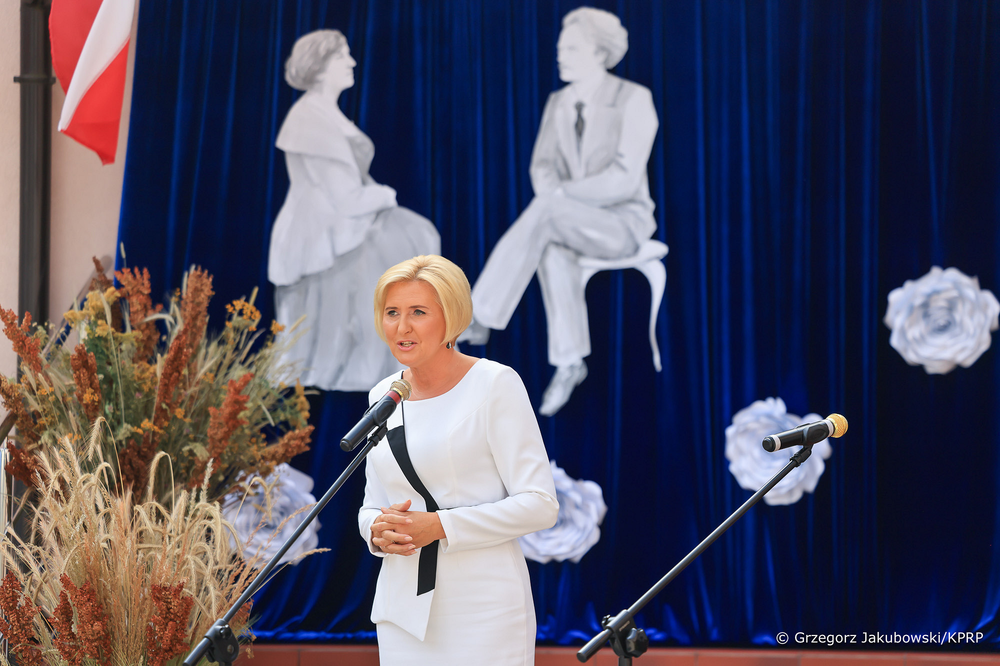 Inauguracja roku szkolnego 2024. Pierwsza Dama RP pani Agata Duda w białej sukience