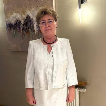 Eleganckie białe kreacje wizytowe w stylu old money