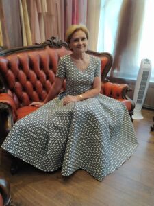 Elegancka rozkloszowana suknia wizytowa szyta na miarę w pracowni krawieckiej De Marco