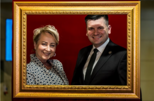Członek Zarządu Województwa Małopolskiego, Pani Iwona Gibas wraz z Marszałkiem Województwa Łukaszem Smółką, podczas uroczystej premiery spektaklu "Bona Sforza",