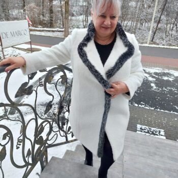 Najpiękniejsze szyte na miarę eleganckie płaszcze damskie z wełny De Marco
