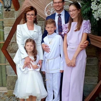 Jak się ubrać na Pierwszą Komunię jako Mama? Najpiękniejsze propozycje na Komunię w stylu quiet luxury od De Marco