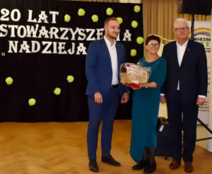 Jak ubierać się po 50 tce, 60 tce by wyglądać elegancko i zgrabnie. Polskie sukienki wizytowe - minimalistyczna moda damska De Marco. Unikatowe markowe i eleganckie stylizacje dla dojrzałych kobiet