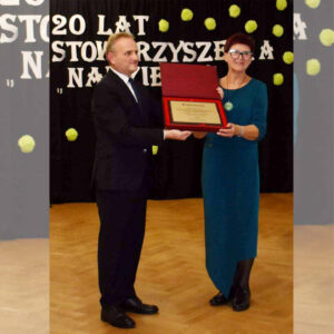 Elegancka sukienka wizytowa dla 50-latki, 60-latki. Najpiękniejsze polskie sukienki wizytowe De Marco