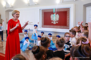 Agata kornhauser Duda top10 eleganckich sukienek dla 50 latki