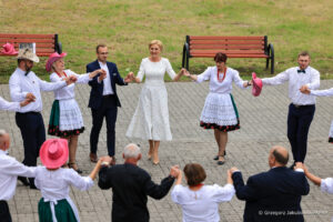 Modne sukienki na wesele szyte na miarę w De Marco. Pierwsza Dama RP tańczy w sukience z polskiej pracowni krawieckiej