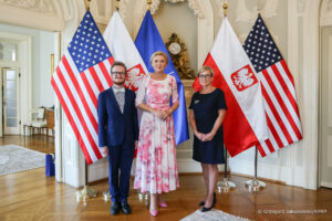 Eleganckie sukienki dla 50 laki szyte na miarę w De Marco. Z usług tej firm korzysta wiele celebrytek i polityczek