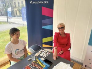 Jak ubiera się elegancka kobieta? Doskonały Prezent dla żony aktywnej zawodowo i społecznie