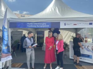 Eleganckie komplety z długą zwiewną spódnicą idealne na lato dla 50 latki