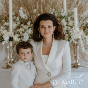 Eleganckie garsonki i garnitury damskie na komunię dziecka dla mamy, matki chrzestnej i babci. De Marco szycie na miarę damskie