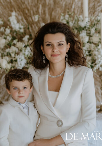 Eleganckie garsonki i garnitury damskie na komunię dziecka dla mamy, matki chrzestnej i babci. De Marco szycie na miarę damskie
