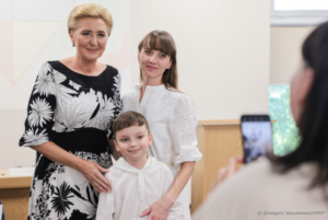 Elegancka koktajlowa sukienka Pani Agaty Dydy. Eleganckie i stylowe kreacje szyte na miarę w De Marco