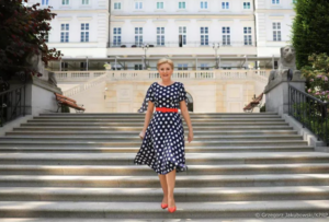 Pani Agata Kornhauser Duda w eleganckiej sukience w grochy szytej na miarę w pracowni krawieckiej De Marco