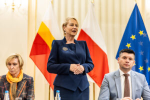 Co zrobić by wyglądać profesjonalnie? Eleganckie komplety, garsonki i kostiumy damskie sklep internetowy De Marco