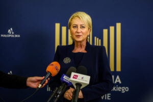 Elegancja i Profesjonalizm. Jak dobrać strój na sympozjum, konferencję, forum, kongres, sympozjum, wystąpienie publiczne? Elegancka odzież biznesowa dla kobiet świata nauki, kultury, biznesu i polityki. Jak ubrać się na konferencję, kongres, sympozjum?