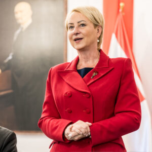 Czerwona marynarka dwurzędowa. Siła i elegancja w kobiecym wydaniu - polska odzież damska De Marco ubrania dobrej jakości