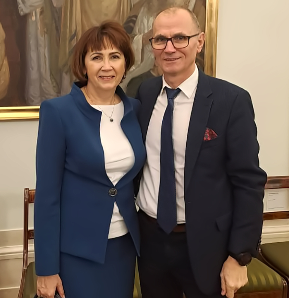 Elegancki komplet damski ze spódnicą idealny na nominacje profesorską w Pałacu Prezydenckim