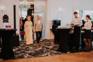 Gdzie kupić ekskluzywną sukienkę na ślub syna lub córki? Unikatowe, niepowtarzalne sukienki De Marco projektowanie i szycie na miarę w profesjonalnej europejskiej pracowni krawieckiej Atelier Władysławy Frączek