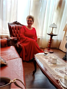Eleganckie polskie sukienki na wesele w stylu quiet luxury