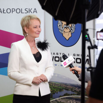 Jak nosić czerń i biel do pracy? Najmodniejsze czarno-białe stylizacje