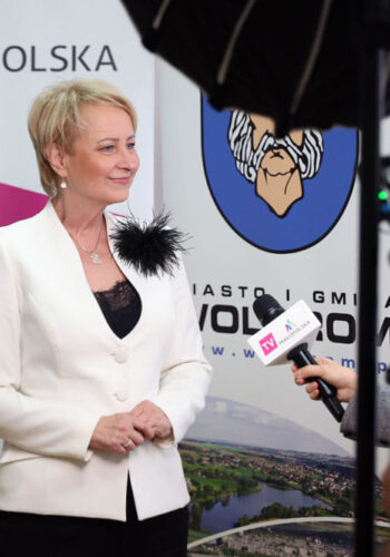 Elegancka biała marynarka do pracy. Pani Iwona Gibas w białym żakiecie z De Marco