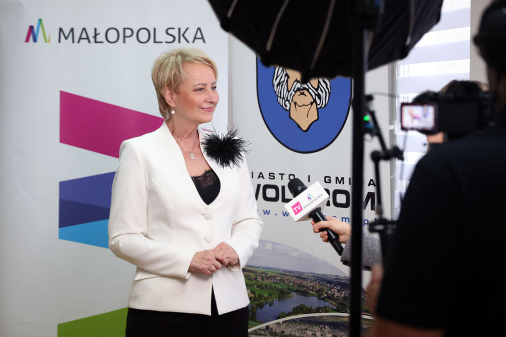 Elegancka biała marynarka do pracy. Pani Iwona Gibas w białym żakiecie z De Marco