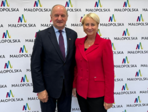 Elegancka odzież biznesowa o dyplomatyczna szyta na miarę. Polskie marki szyjące na zamówienie eleganckie ubrania dla kobiet De Marco
