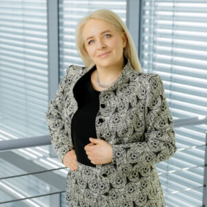 Niepowtarzalne zestawy płaszczy z sukienką dla kobiet sukcesu - dla aktywnych zawodowo w świecie kultury nauki, biznesu, polityki, medycyny, sądownictwa. Sklep internetowy z najpiękniejszymi ubraniami damskimi dla kobiet na stanowisku