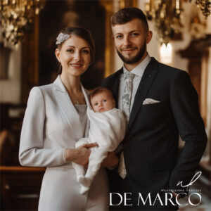 Eleganckie garnitury damskie na chrzciny dziecka, projektowane i szyte na miarę w profesjonalnej pracowni krawieckiej. Komplet marynarka ze spodniami o wyszczuplających krojach
