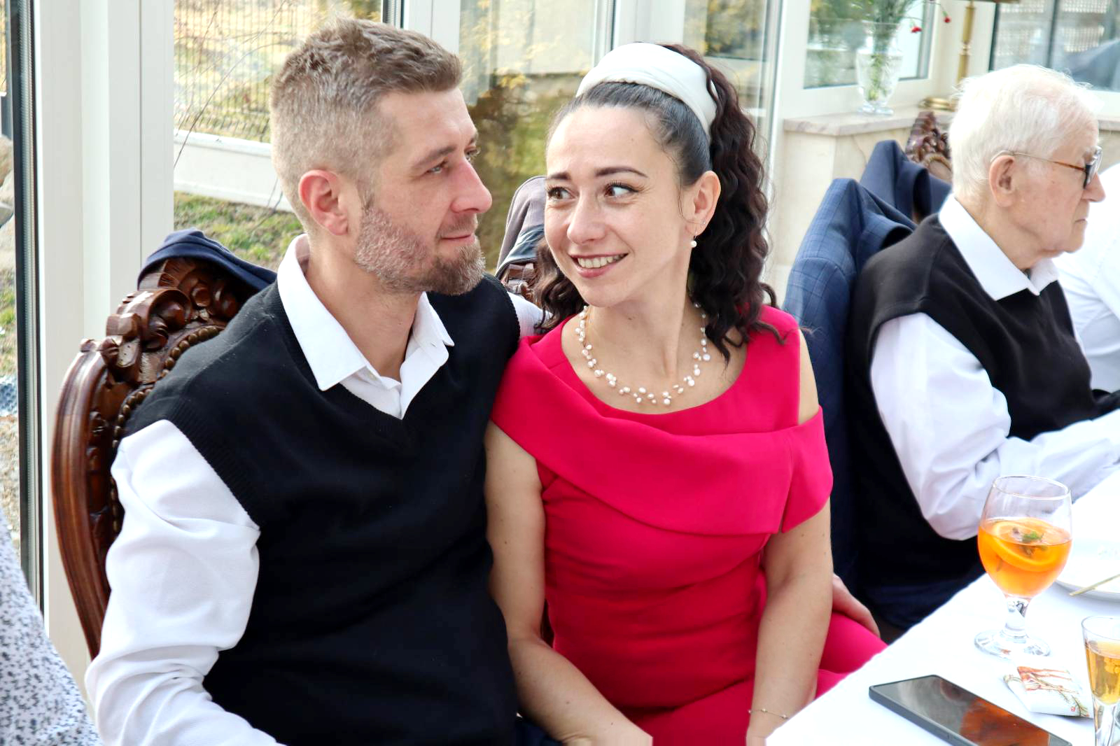 Elegancki komplet wizytowy ze spodniami palazzo. Najmodniejsze zestawy wizytowe w intensywnych kolorach