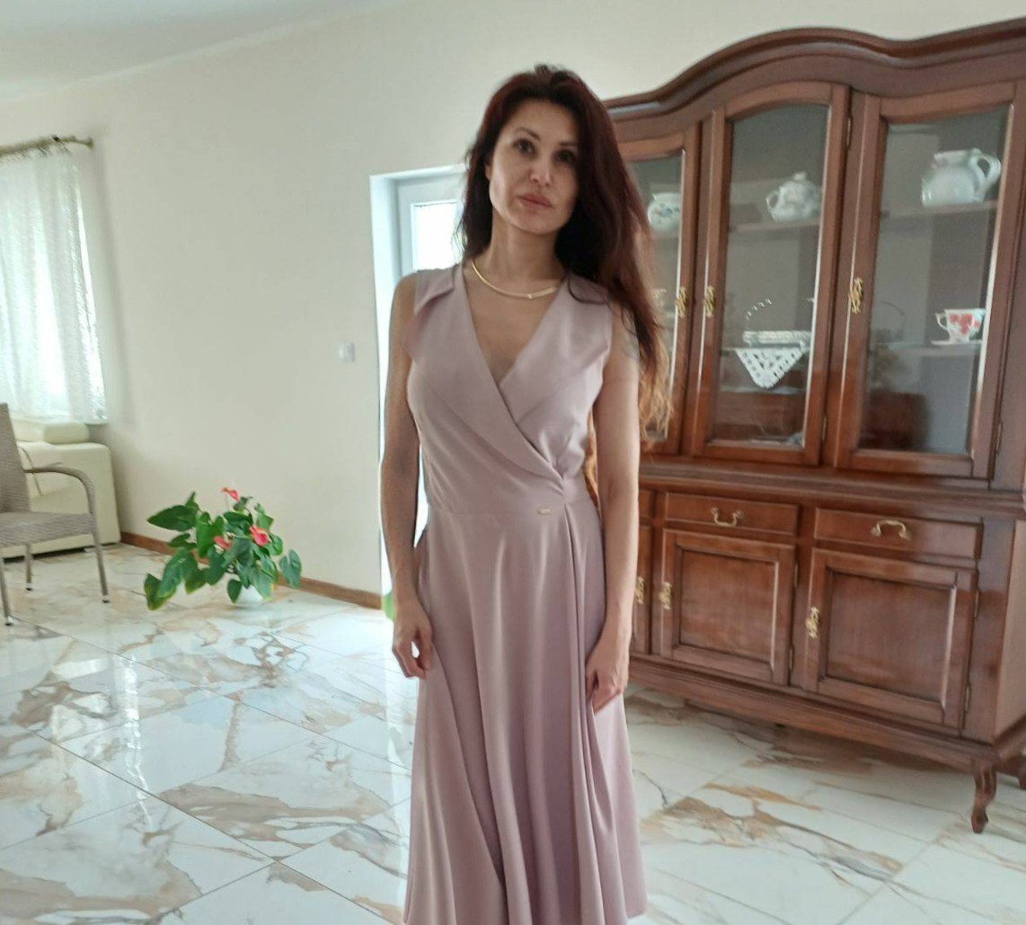 Elegancka sukienka kopertowa. Idealna propozycja na każdą okazję