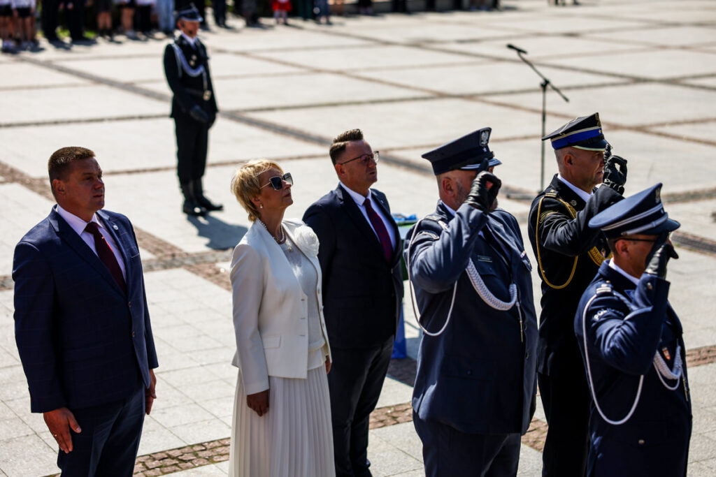 Eleganckie ubrania polskich marek szyte na miarę doskonałe dla kobiet świata dyplomacji, polityki, nauki i biznesu. Najmodniejsze stylizacje w bieli