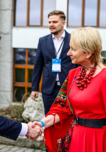 Elegancka sukienka na ważne spotkanie z prezydentem. Intensywne kolory w modzie wizytowej i dyplomatycznej to dziś nie tylko trend - to narzędzie pracy. Moda dyplomatyczna i biznesowa