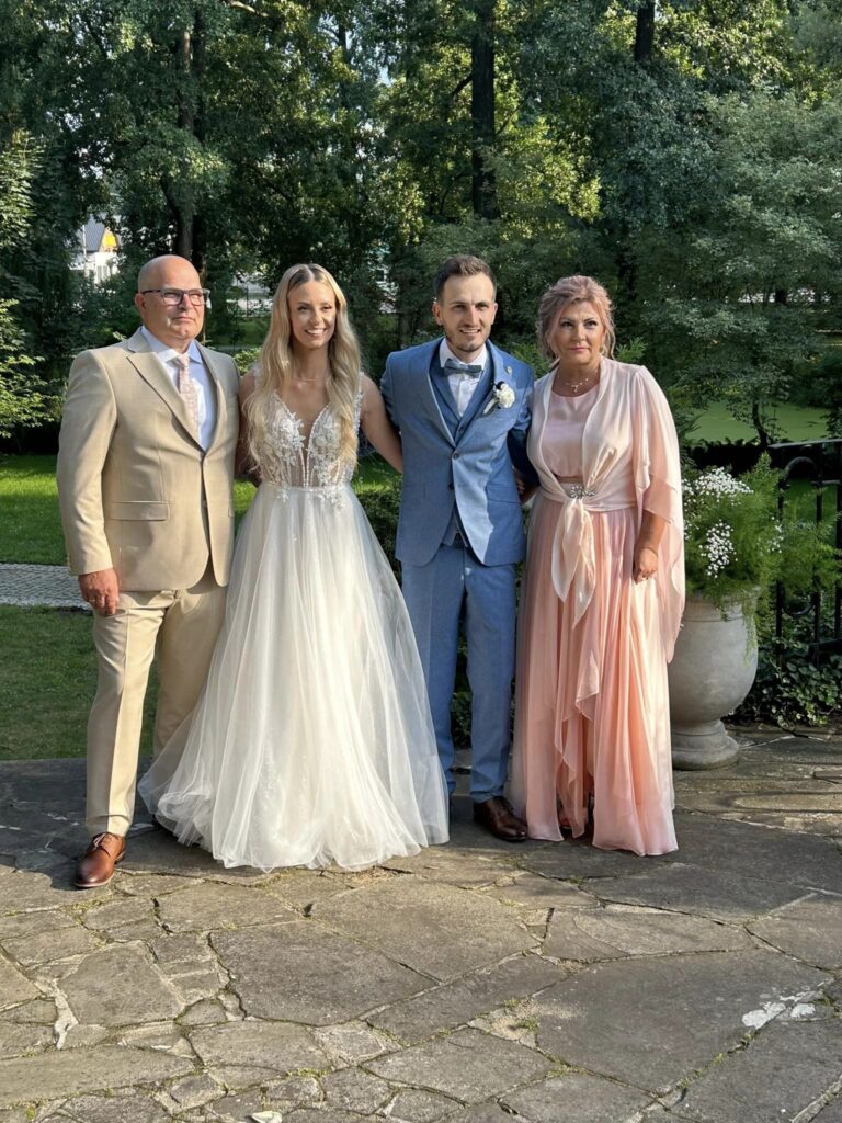 Mama wesela w jedwabnej sukni szytej na miarę w De Marco. Luksusowe sukienki z jedwabne dla mamy i teściowej wesela
